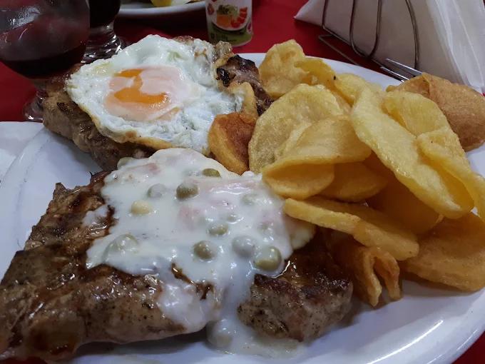 Bife a caballo con papas fritas