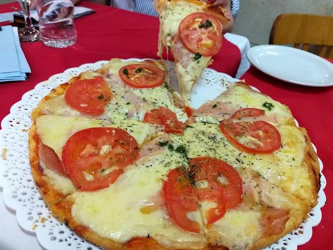 Pizza de jamón y tomate